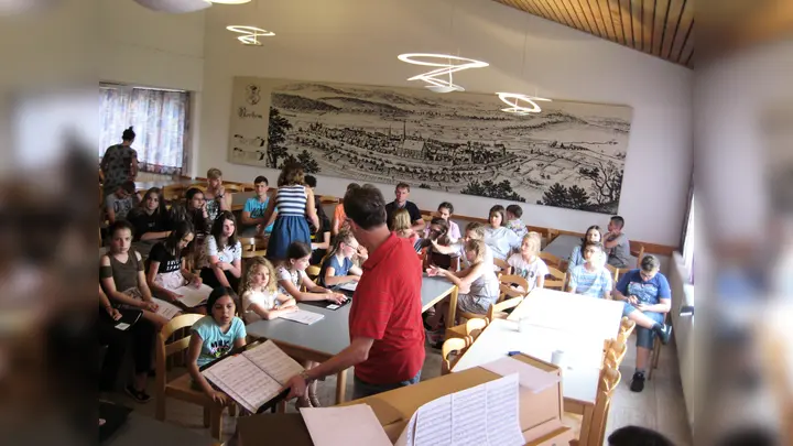 : Die Vorbereitungen zu einem kleinen Dankeschön-Konzert im Speisesaal laufen. (Foto: Foto: Marie-Luise Niegel)