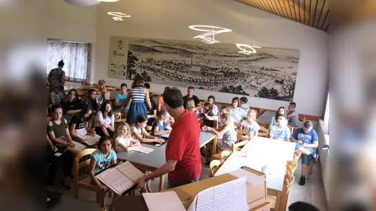 : Die Vorbereitungen zu einem kleinen Dankeschön-Konzert im Speisesaal laufen. (Foto: Foto: Marie-Luise Niegel)