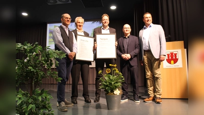 Begrüßung des neuen Schulleiters Marc Eigendorf (Mitte) durch (von links) Arnd Krömeke (stv. Schulleiter, sechs Monate kommissarischer Leiter), Hermann Brak (Schulleiter von 2003 – 2017), Marco Harazim (Schulleiter 2017 – 2026) und Steinheims Bürgermeister Carsten Torke. (Foto: Michael Volmer)